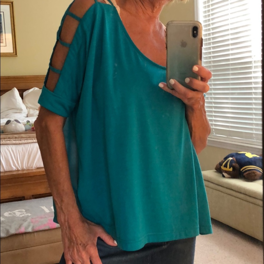 Dina Be Fun Short Cut Out Sleeve Top